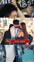 信被拍到醉酒后行为不端，头埋女子胸前又黏美女
