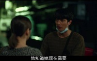 前夫暴力施虐，顾客挺身挡在技师身前