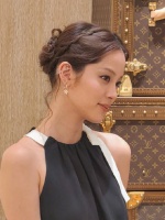 欧阳娜娜镜子前左看右看，可爱瞬间