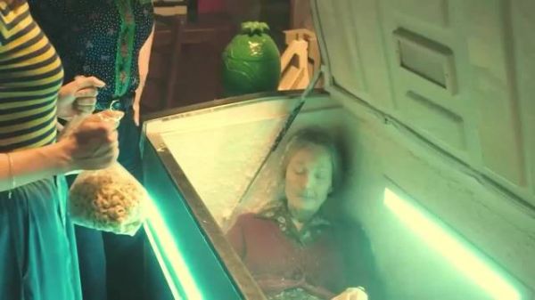 大孙女把去世的外婆放进冰柜,鸡肉饺子排骨埋葬老人