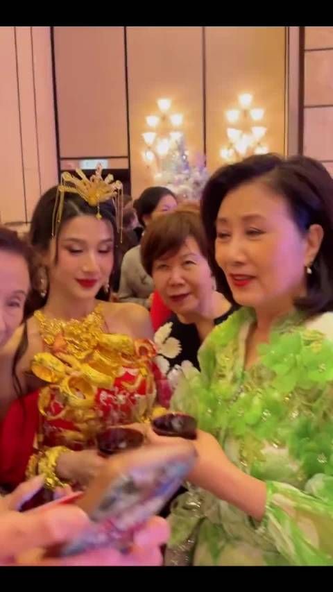 阿姐好靓！绿色衣服真漂亮啊！