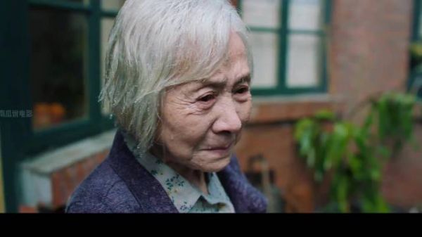 教授女儿患上痴呆，八旬母亲拼命守护，海边共舞结局看哭无数人 妈妈