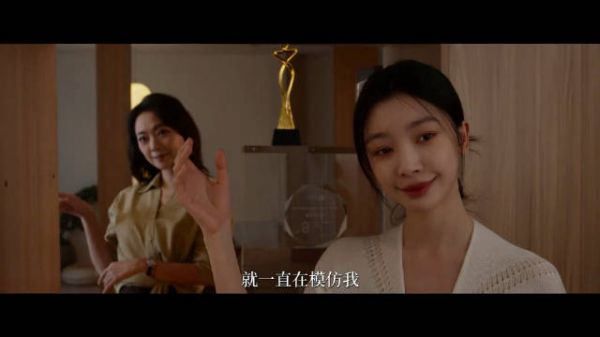 新来保姆偷偷模仿雇主撩头发，伪装难掩内心恐慌