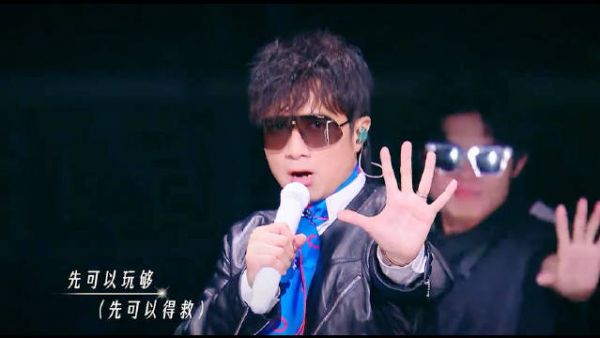 黄子弘凡气场不输古巨基，配合默契舞台爆