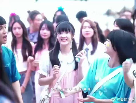 海浪当伴奏，周翊然演唱《普通朋友》，把歌里的细腻心事唱出来