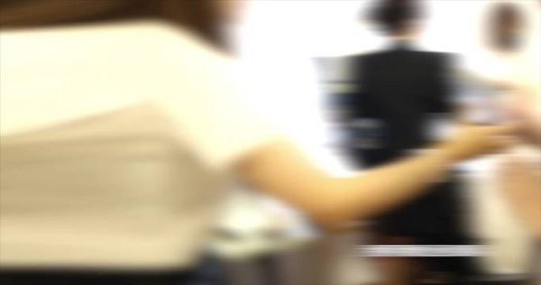 杨幂眼睛视力很好哎，平常都不戴近视眼镜，尝试一下就头晕了