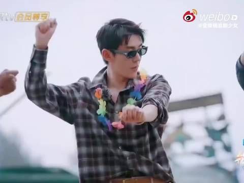 花少8的邓为和平时判若两人，摇头晃脑那段我已经循环二十遍了