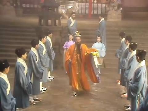 昔日演员步履沉稳如松，今朝艺人行姿飘忽似柳，全无半分古人风范