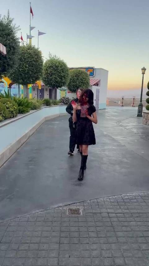 好莱坞环球影城万圣节新增角色Nikki，黑暗难辨靠笑声自我介绍