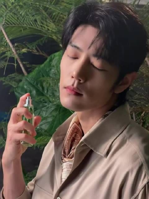 肖战丛林小王子，对着脖子喷香水，太太太诱人了 肖战