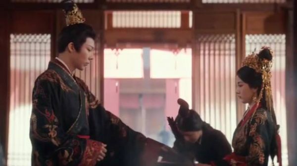 折腰：比彘一个打十个，哪料大乔成软肋，见她被抓立马停手