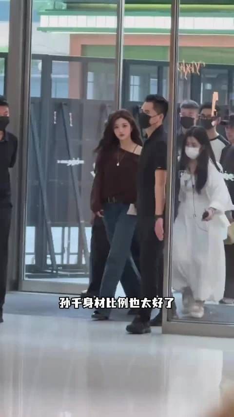孙千成都线下活动，戏外知性风毫无违和感