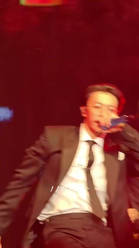 好帅！ Cr:再这样我就报警了