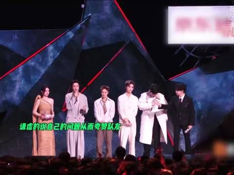 阿朵披哥舞台重逢王传君，感叹少男变哥哥