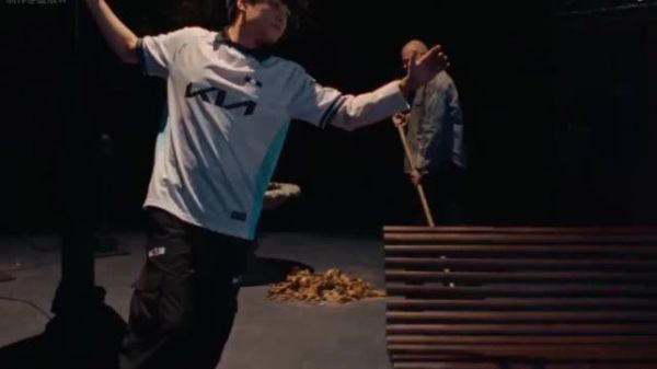 疑似ShowMaker再次晋级世界赛后，庆祝视频流出