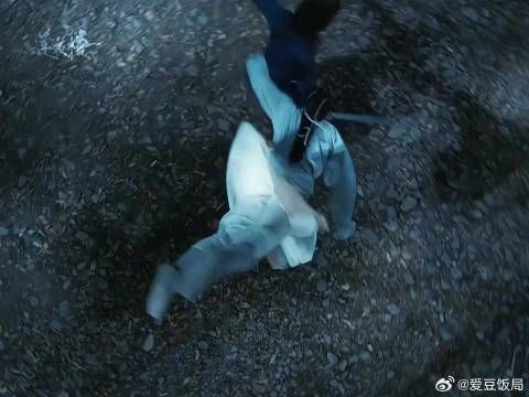 一人一脚，踹进莲络人的心巴！