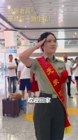 12年女兵向退役10年的哥哥报到