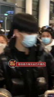 焉栩嘉恋情风波后首露面，机场发火大喊“闪开”，他好拽呀