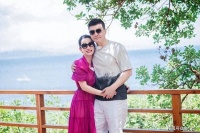 嫁对人的秦海璐又嫩了！47岁穿玫红裙似少女，抱着老公怀中好娇羞