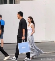 汪小菲夫妇身在瑞士，专程给孩子带回衣物。玥儿穿搭从优衣库换成Prada、jacadi高端童装