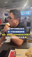 男子管不住嘴前后变化，眼镜不变，网友称第二张更自信开朗