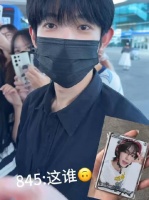 上回顺手取下了金道勋的卡包
