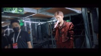 上台前试下音吧，结果发现粉丝也能听到，立马尴尬的笑了