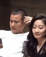 文章和女友凤莉一起看话剧，感情非常稳定，在一起三年了