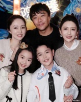 离婚五年，陈思诚佟丽娅合体陪儿子吃饭，相处自然，仍像家人！