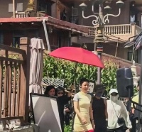 50岁林心如在九寨沟拍摄被偶遇， 原相机没美颜，导游：本人更上镜