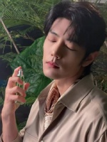 肖战丛林小王子，对着脖子喷香水，太太太诱人了 肖战