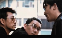 陈永仁刚逃出大厦，黄警司就被从楼上扔下来，摔死在他面前！