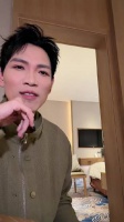 流露对家乡及朋友的思念，并探讨保持活力的话题