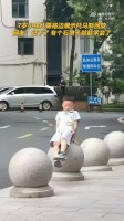 厉害了！7岁男孩路边石墩上演托马斯回旋