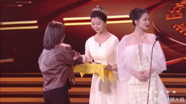 34岁李沁台上领奖，摄影故意关掉美颜，真实颜值秒暴露丨微光盛典