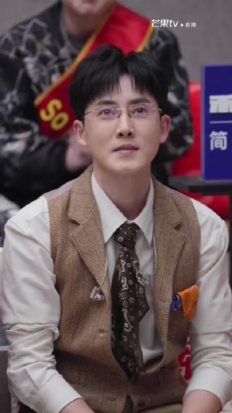 张睿 reaction to 《你的眼神》 张睿前面可能出去采访了,等后半段才回来