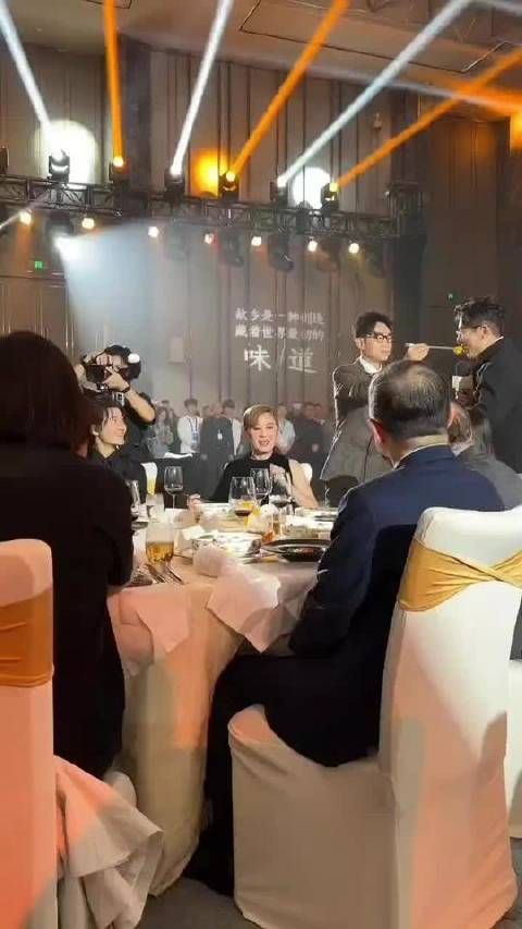 吴君如坦言与华仔同坐,氛围甜度爆表