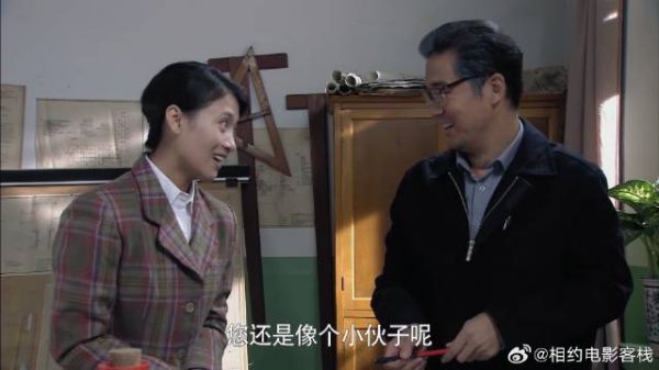 女秘书拍马屁一流，猜佟志顶多四十岁，一句把他美的