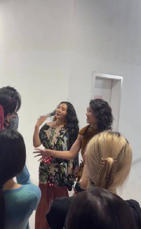 阿朵朱丹后台安慰陈若轩，拍肩鼓励
