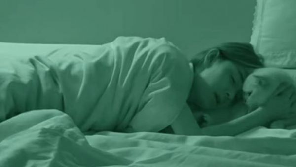 姐姐起床第一件事是抱住小猫
