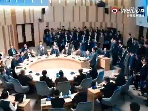 魏哲鸣回应霸总开会名场面，实景拍摄压力不小