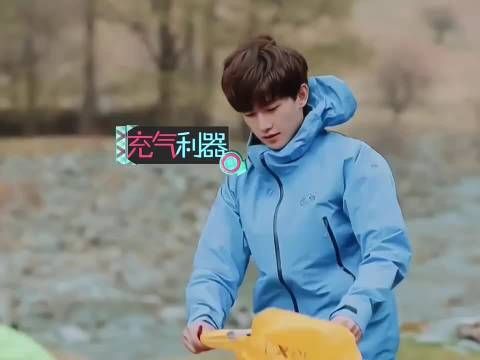 杨洋花少2落单名场面，青涩真诚引网友回味