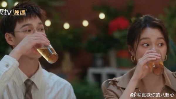 阿姨直播粉丝破十万，成扎扎亭大网红，大家举杯庆祝