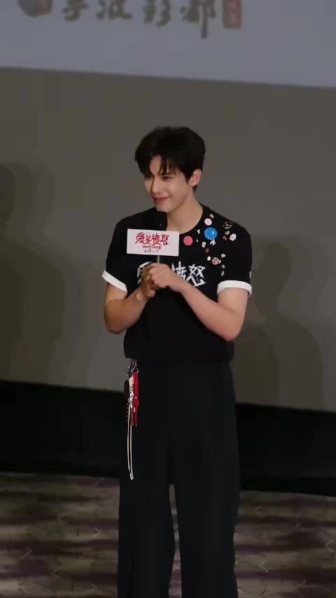 王安宇出差路演回到宁波老家，台下父老乡亲