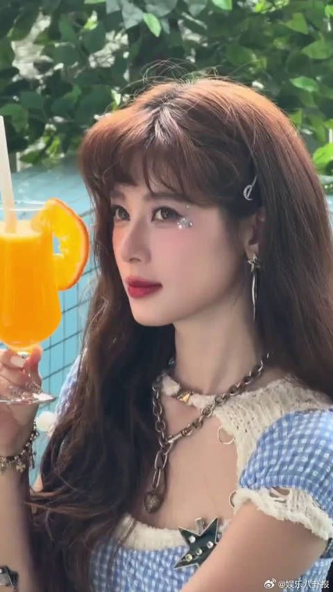 赵昭仪用心赞美客人,留意胎毛刘海高光显细腻