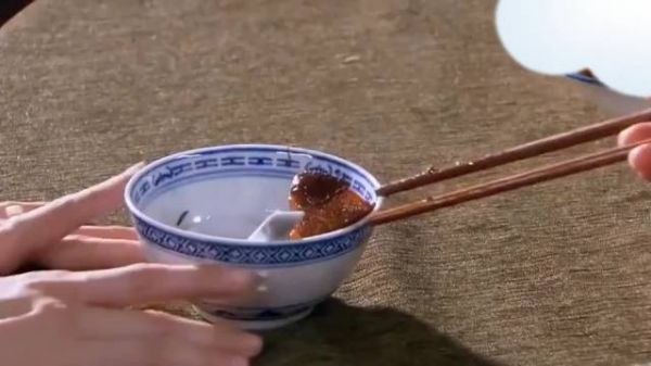 奶奶给两个孙媳妇各夹一块肉，表面上是关心，不料实际上却是验孕！