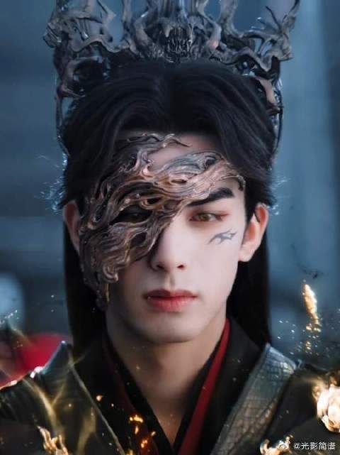 传闻中的魔君夜叉就有一双金眸
