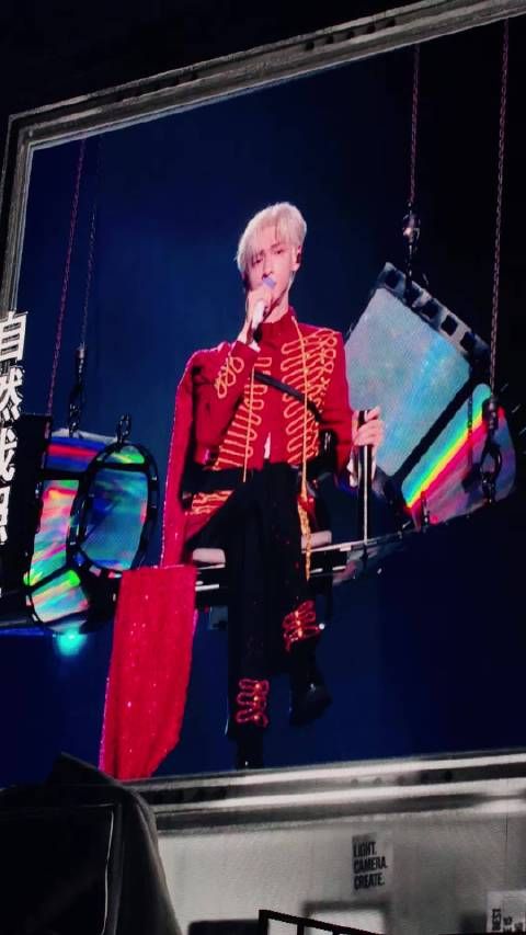 罗云熙成都站红色骑士王座出场，三场12套造型每站惊喜