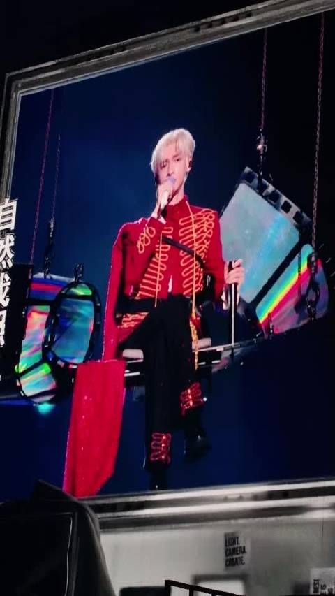 罗云熙演唱会每场全新设计，成都站红色骑士惊艳