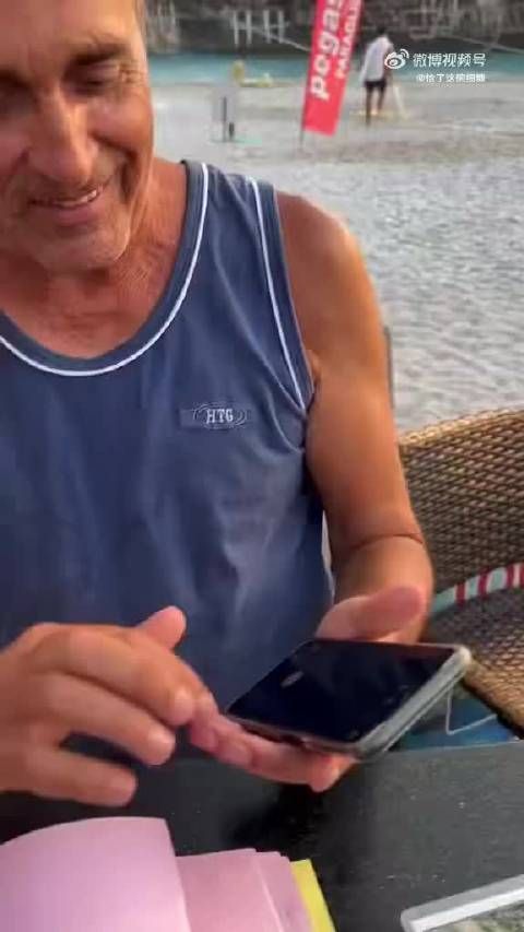 杨洋土耳其合照被小哥保存11年，获赞最好